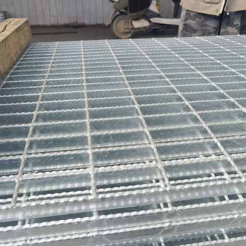 工業(yè)平臺(tái)鋼格柵解決方案：高承重與穩(wěn)定性的完美結(jié)合